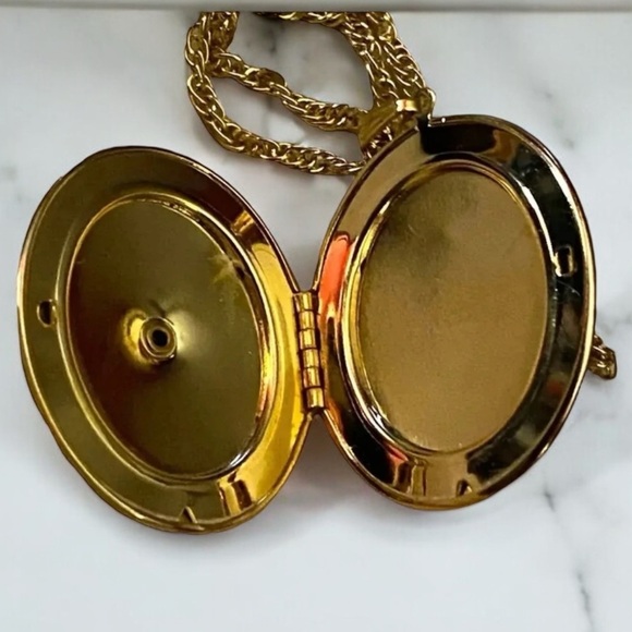 Vintage Lois Jean Gold Tone Large Floral Flower Oval Locket Chain Necklace “30 - Picture 2 of 6